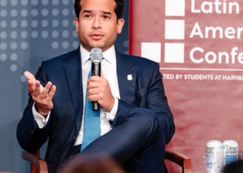 Omar Fernandez continúa su agenda internacional; expone en Harvard sobre desafíos de RD