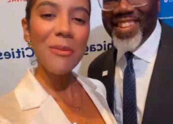 Alcalde de Chicago usa el micrófono de la cónsul Omara Corporán para inspirar a la juventud dominicana-