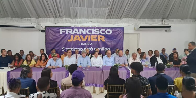 Víctor Fadul juramenta el Comité Provincial de Campaña de Francisco Javier García en Santiago