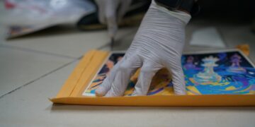Frustran envío de varias láminas de cocaina ocultas en folders y documentos