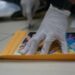 Frustran envío de varias láminas de cocaina ocultas en folders y documentos