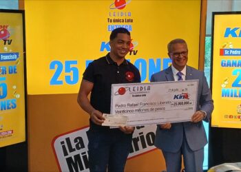 LEIDSA entrega 25 millones a panadero ganador del Súper Kino TV