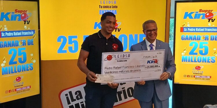 LEIDSA entrega 25 millones a panadero ganador del Súper Kino TV