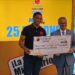 LEIDSA entrega 25 millones a panadero ganador del Súper Kino TV
