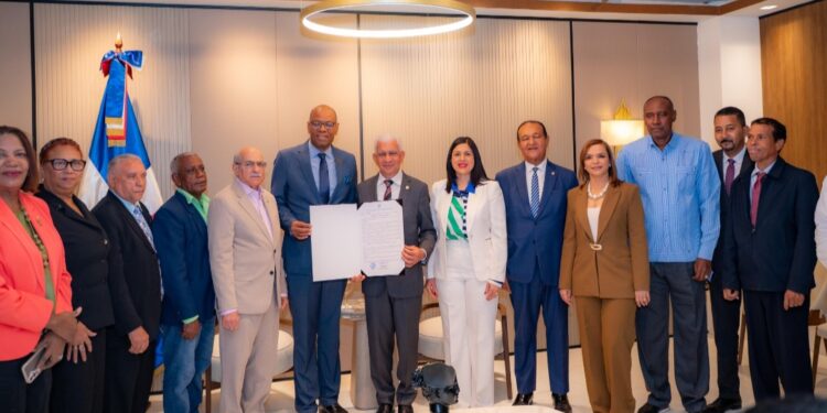 Colegio Dominicano de Periodistas reconoce al presidente del Senado, Ricardo de los Santos, por su respaldo al gremio periodístico
