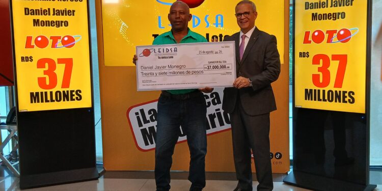 LEIDSA entrega  37 millones a mecánico ganador del Loto.