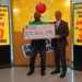 LEIDSA entrega  37 millones a mecánico ganador del Loto.