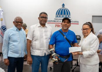 Gobierno entrega ayudas económicas a comerciantes afectados por ampliación de avenida Los Beisbolistas en Manoguayabo