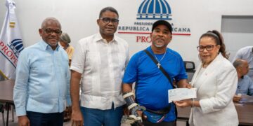 Gobierno entrega ayudas económicas a comerciantes afectados por ampliación de avenida Los Beisbolistas en Manoguayabo