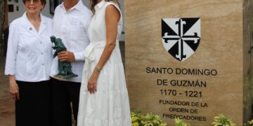Santo Domingo inaugura escultura de santo Domingo de Guzmán para conmemorar un nuevo aniversario de la fundación de la ciudad