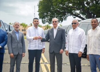 Presidente Abinader transforma la movilidad universitaria con entrega de 40 nuevos autobuses en beneficio de miles de estudiantes de todo el país