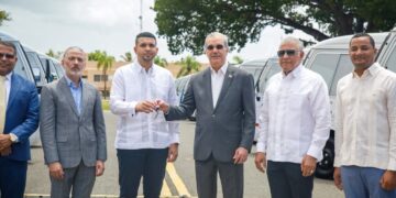Presidente Abinader transforma la movilidad universitaria con entrega de 40 nuevos autobuses en beneficio de miles de estudiantes de todo el país