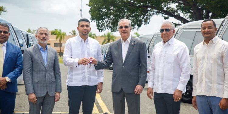 Presidente Abinader transforma la movilidad universitaria con entrega de 40 nuevos autobuses en beneficio de miles de estudiantes de todo el país