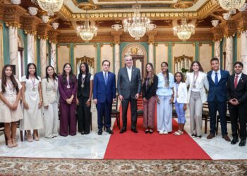 Presidente Abinader recibe a los estudiantes dominicanos residentes en España galardonados con el Premio al Mérito Escolar 2026