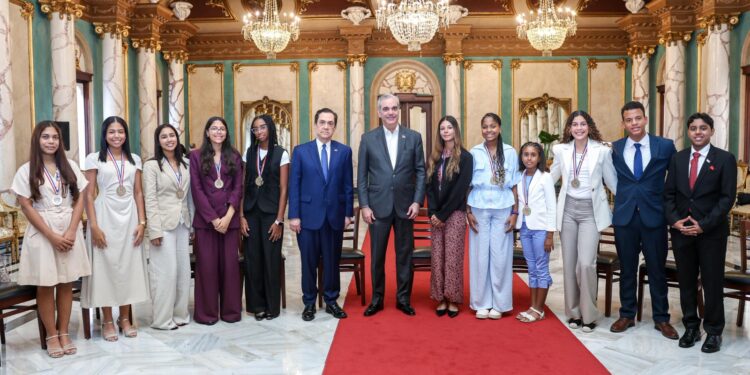 Presidente Abinader recibe a los estudiantes dominicanos residentes en España galardonados con el Premio al Mérito Escolar 2026