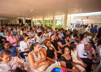 UASD habilita espacio bajo techo para familiares de graduandos