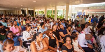 UASD habilita espacio bajo techo para familiares de graduandos