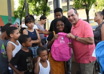 Regidor Moya entrega útiles escolares a niños de San Carlos y otros sectores de la Circunscripción 1 DN