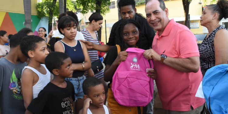 Regidor Moya entrega útiles escolares a niños de San Carlos y otros sectores de la Circunscripción 1 DN