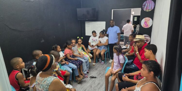 Autoridades y dirigentes comunitarios realizan operativo médico en Villa Duarte SDE