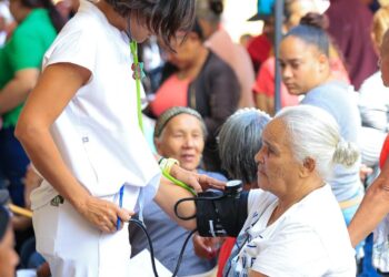 Rehabilitación y el HOMS brindan 2,752 servicios de salud gratuitos durante operativo médico en Constanza