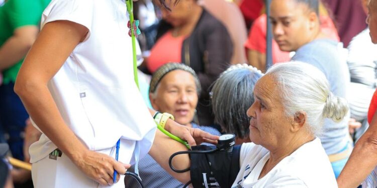Rehabilitación y el HOMS brindan 2,752 servicios de salud gratuitos durante operativo médico en Constanza