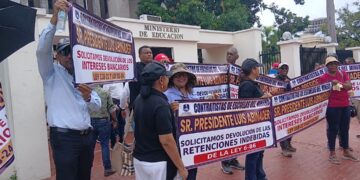 Contratistas de escuelas protestas en reclamos de qmla devolución de RD$ 80 millones, por retenciones consideran indebidas