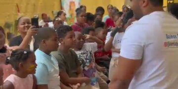 Fundación Juventud por Mi Barrio, Mujeres al Volante y CNTU llevan alegría y útiles escolares a niños de Buenos Aires de Herrera
