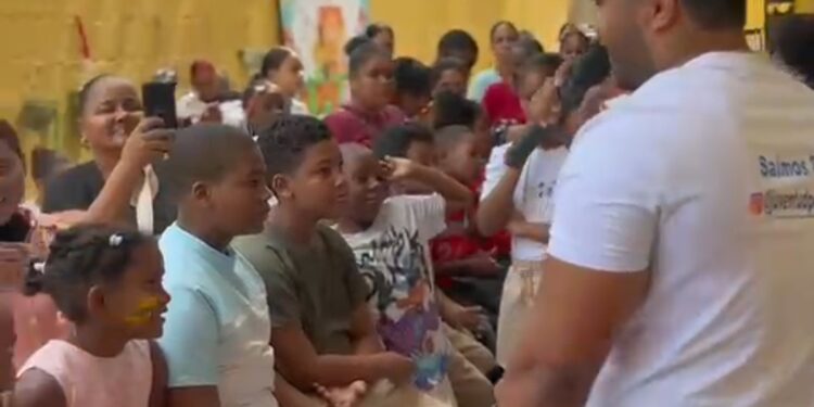 Fundación Juventud por Mi Barrio, Mujeres al Volante y CNTU llevan alegría y útiles escolares a niños de Buenos Aires de Herrera