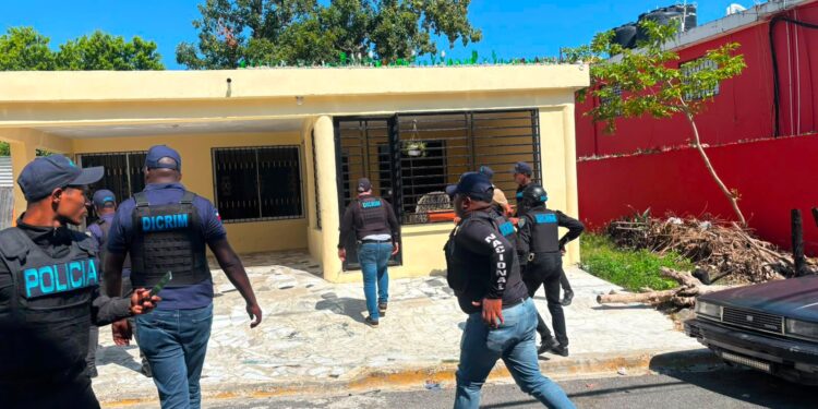 Dicrim desmantela puntos de drogas, ocupa narcóticos y apresa varias personas en flagrante delito en Sabana Perdida, SDN