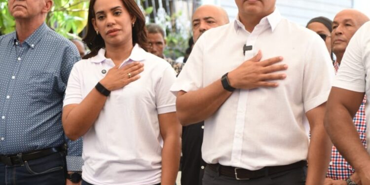 Fellito Suberví inicia el saneamiento de cañada en Los Guaricanos