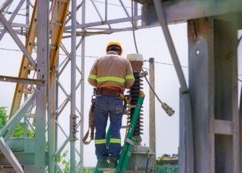 ETED optimiza la red de transmisión con mantenimiento preventivo en San Cristóbal