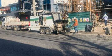 INTRANT multa 15 empresas constructoras por obstrucción de la vía pública y uso de carril para vaciado de hormigón sin contar con el permiso correspondiente