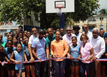 Alcaldesa Betty Gerónimo entrega remozamiento de cancha en Sabana Perdida y encabeza recorrido de supervisión de obras