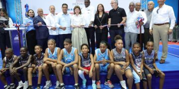 Raquel Peña y Kelvin Cruz entregan remozado multiuso del Club Los Gladiadores en Guachupita