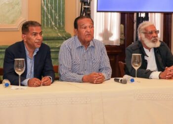 Juan Marte y ministro Industria y Comercio abordan inquietud alzas de precios combustibles y posible reajuste de pasaje