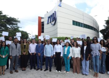 Alcaldesa Betty Gerónimo y rector del ITLA entregan 600 becas a jóvenes destacados del programa BTI