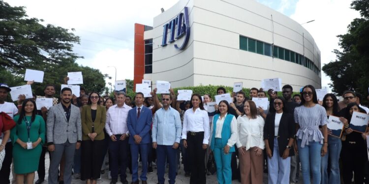 Alcaldesa Betty Gerónimo y rector del ITLA entregan 600 becas a jóvenes destacados del programa BTI