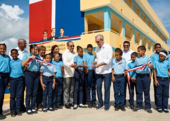 Presidente Abinader inaugura dos escuelas básicas que recibirán más de 1,400 estudiantes en Cancino Adentro y Los Guaricanos