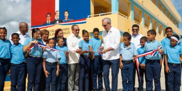 Presidente Abinader inaugura dos escuelas básicas que recibirán más de 1,400 estudiantes en Cancino Adentro y Los Guaricanos