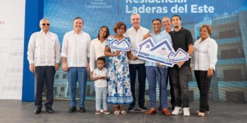 Presidente Abinader entrega 224 nuevos apartamentos que beneficiarán a más de 800 personas en San Antonio de Guerra