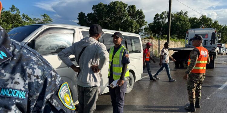INTRANT retiene autobuses operados por haitianos ilegales en Friusa, Bávaro
