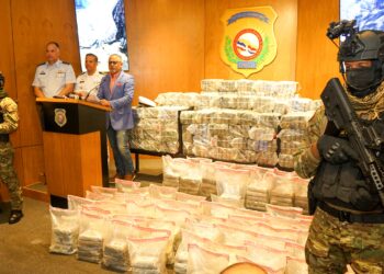 En operación simultanea y coordinada interceptan dos narcolanchas con 749 paquetes de presunta cocaina