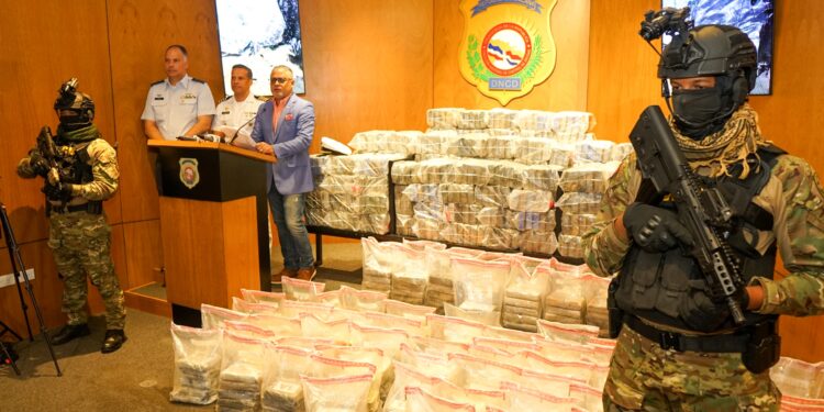 En operación simultanea y coordinada interceptan dos narcolanchas con 749 paquetes de presunta cocaina