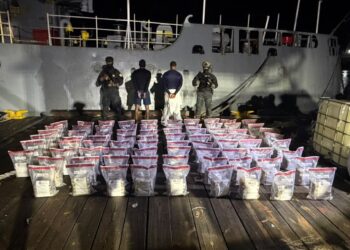 Autoridades intervienen narcolancha con dos hombres a bordo y 389 paquetes de presunta cocaína
