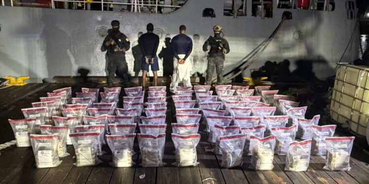 Autoridades intervienen narcolancha con dos hombres a bordo y 389 paquetes de presunta cocaína