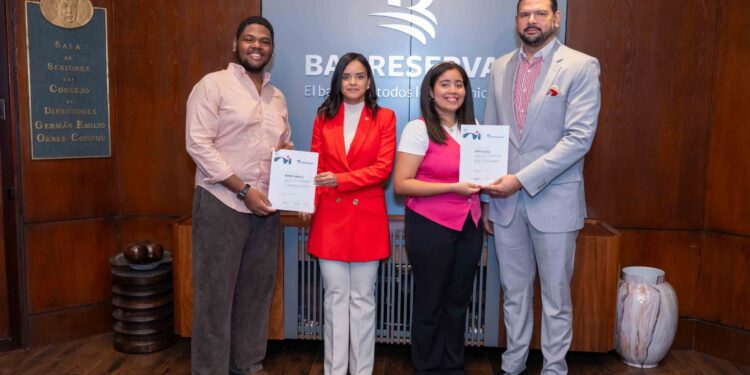 Banreservas entrega becas Creativos Globales para estudiar en Miami Ad School Punta Cana