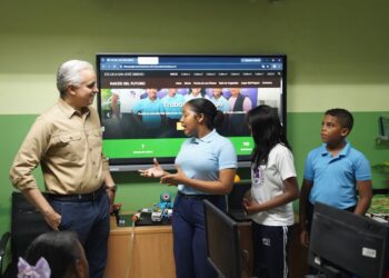 Estudiantes del Centro Educativo San José Obrero presentan a Luis Miguel De Camps proyectos educativos innovadores