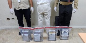 Detienen español con 20 paquetes de presunta cocaina ocultos en su equipaje