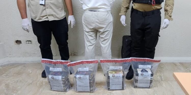 Detienen español con 20 paquetes de presunta cocaina ocultos en su equipaje